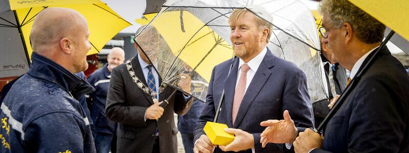 Der niederländische König Willem-Alexander (M) hat im Hafen von Rotterdam das Startzeichen für den Bau eines internationalen Wasserstoffnetzwerkes gegeben. - Foto: Koen Van Weel/ANP/dpa