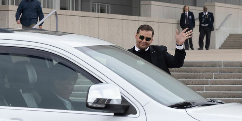 George Santos verlässt das Bundesgerichtsgebäude in Central Isli. - Foto: Stefan Jeremiah/AP/dpa