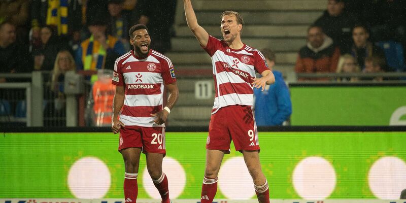 Die Düsseldorfer um Vincent Vermeij (r) nehmen drei Punkte aus Braunschweig mit. - Foto: Swen Pförtner/dpa
