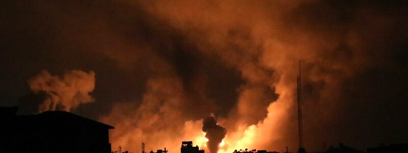 Explosionen im nördlichen Gazastreifen, verursacht durch israelische Luftangriffe. - Foto: Abed Khaled/AP/dpa