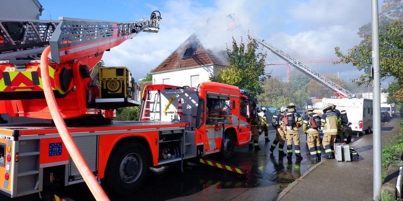 FW Stuttgart: Dachstuhlbrand in leerstehendem Gebäude in Stuttgart-Weilimdorf - Foto: presseportal.de