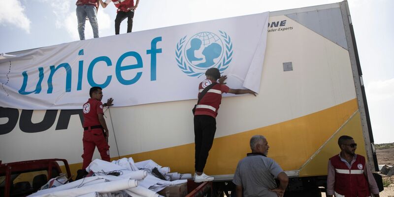 Ein mit Hilfsgütern beladener LKW steht am 20.10.2023 vor dem Grenzübergang Rafah zwischen Ägypten und dem Gaza-Streifen. Das UN-Kinderhilfswerk (Unicef) hat eigenen Angaben zufolge keinen Kontakt mehr zu seinen Kollegen in Gaza. - Foto: Gehad Hamdy/dpa