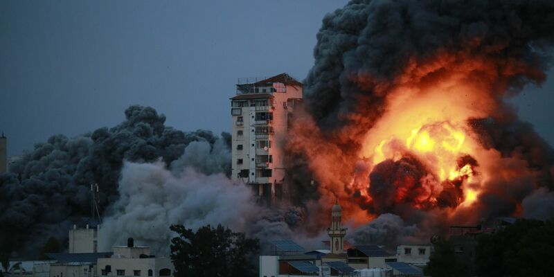 Rauch und Flammen steigen über Gaza-Stadt auf, nachdem israelische Streitkräfte ein Hochhaus angegriffen haben. - Foto: Bashar Taleb/APA Images via ZUMA Press Wire/dpa