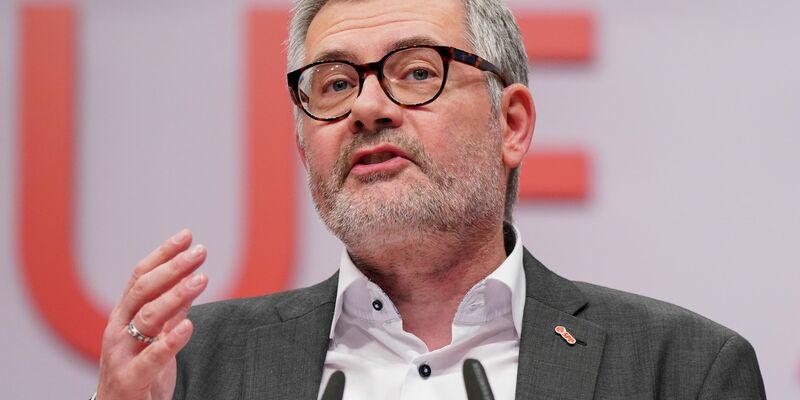 «Ich erhoffe mir jetzt nach den Wahlen Zeichen des gemeinsamen Aufbruchs und des Anpackens», sagt der Polen-Beauftragte der Bundesregierung, Dietmar Nietan. - Foto: Kay Nietfeld/dpa