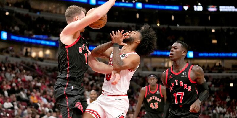 Basketball-Weltmeister Dennis Schröder (17, r) hat den zweiten Saisonsieg äußerst knapp verpasst. - Foto: Charles Rex Arbogast/AP/dpa