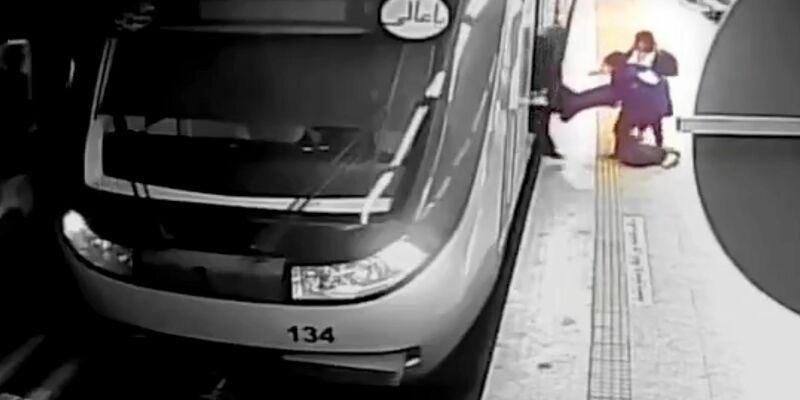 Auf diesem Videostandbild eines vom iranischen Staatsfernsehen ausgestrahlten Überwachungsvideos ziehen Frauen die 16-jährige Armita Garawand aus einem Waggon der Teheraner Metro. - Foto: Uncredited/Iranian state television/AP/dpa