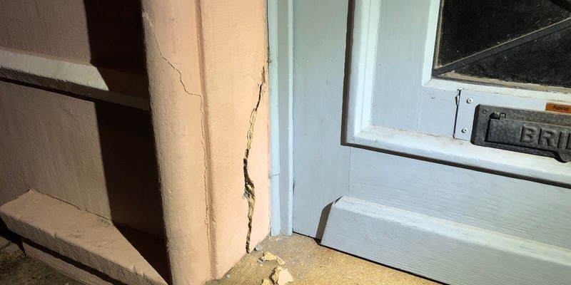 POL-PDPS: Sachbeschädigung am steinernen Türrahmen - Foto: presseportal.de