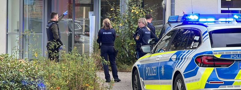 Polizisten stehen vor der kinder- und jugendpsychiatrischen Einrichtung, in der ein 14-Jähriger einen Siebenjährigen sowie ein 63-Jährigen angegriffen haben soll. - Foto: André Baumgarten/Mediengruppe Bayern /dpa