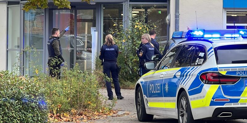 Polizisten stehen vor der kinder- und jugendpsychiatrischen Einrichtung, in der ein 14-Jähriger einen Siebenjährigen sowie ein 63-Jährigen angegriffen haben soll. - Foto: André Baumgarten/Mediengruppe Bayern /dpa