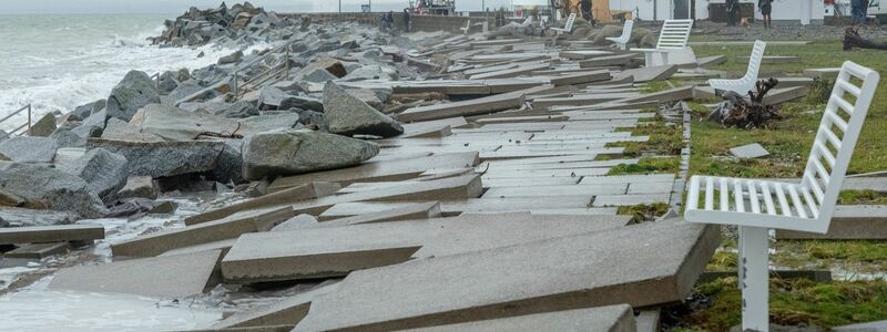 Gehwegplatten sind durch den Sturm an der Strandpromenade von Sassnitz weggeschwemmt worden. - Foto: Georg Moritz/dpa