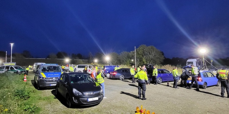 POL-CUX: Großkontrolle auf der B437 am Wesertunnel (Lichtbilder in der Anlage) - Foto: presseportal.de