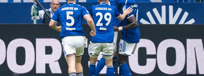 Die krisengeplagten Schalker konnten sich gegen Hannover über den dritten Saisonsieg freuen. - Foto: David Inderlied/dpa