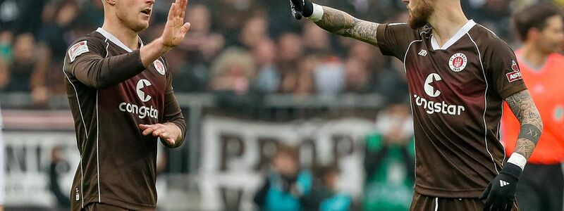 Johannes Eggestein (l) sorgte beim Pauli-Sieg gegen den KSC für den zwischenzeitlichen Ausgleich. - Foto: Axel Heimken/dpa