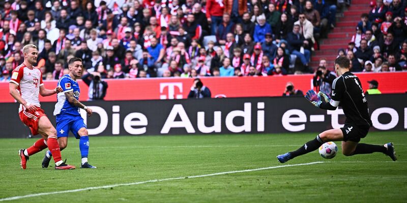 Zurück im Bayern-Tor: Manuel Neuer (r) pariert einen Schuss von Darmstadts Marvin Mehlem. - Foto: Tom Weller/dpa