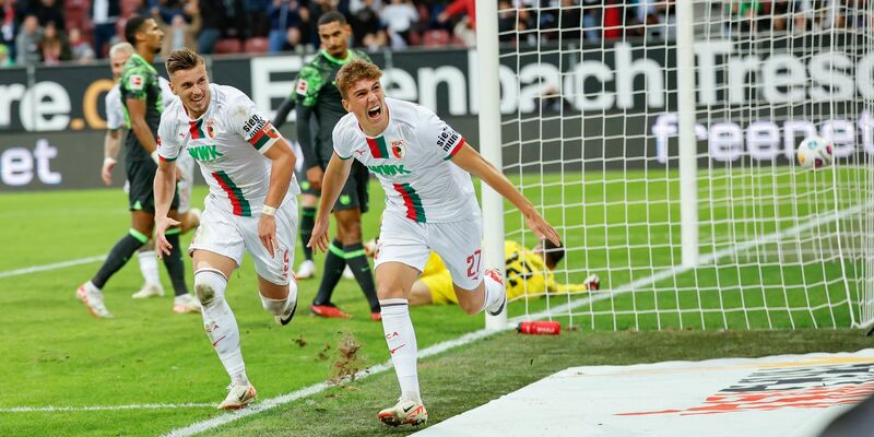 Arne Engels (r) schoss Augsburg zum Sieg gegen Wolfsburg. - Foto: Daniel Löb/dpa