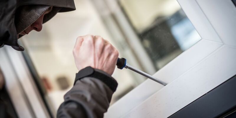 Ein Mann demonstriert in einer polizeilichen Beratungsstelle, wie Einbrecher Fenster aufhebeln. (Illustration) - Foto: Frank Rumpenhorst/dpa