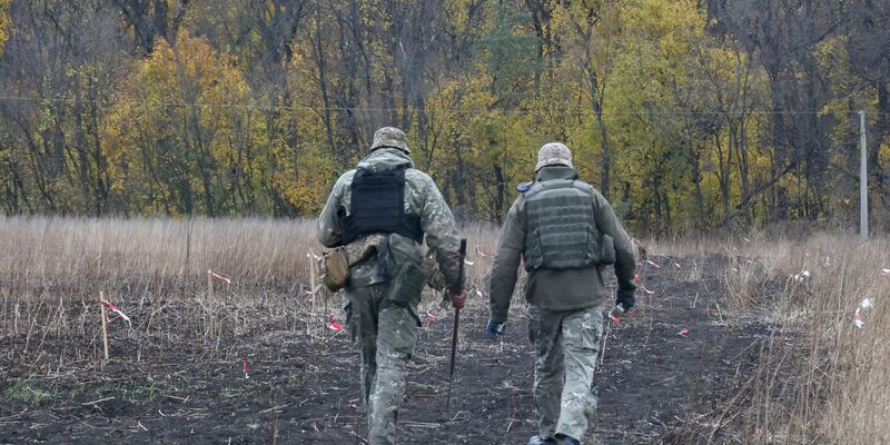Soldaten der Kampfmittelabwehr der Ukraine führen Entminungsarbeiten in der Region Charkiw im Nordosten der Ukraine durch. - Foto: -/Ukrinform/dpa