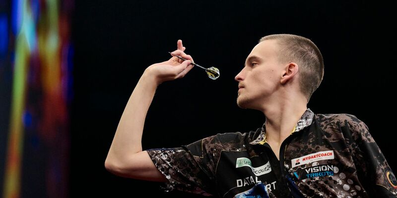 Ricardo Pietreczko trifft in der ersten Runde der Darts-WM auf die Japanerin Mikuru Suzuki. - Foto: Bernd Thissen/dpa