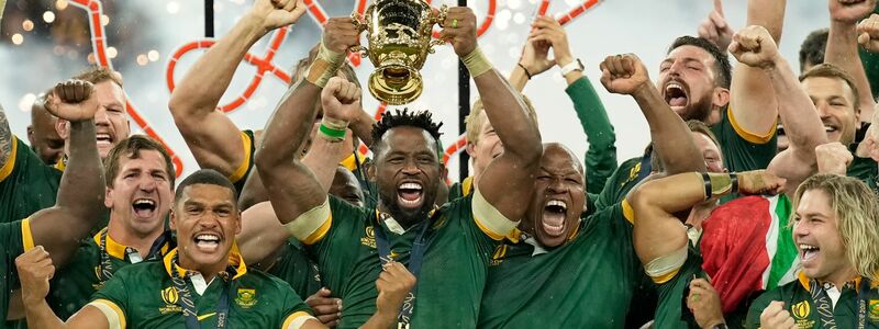 Südafrikas Siya Kolisi hebt den Pokal in die Höhe. - Foto: Christophe Ena/AP