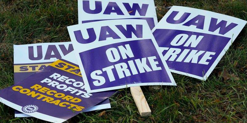 United-Auto-Workers-Schilder für einen Streik liegen im Gras. - Foto: Paul Sancya/AP/dpa
