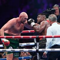 Tyson Fury (l) hatte gegen Francis Ngannou Mühe. - Foto: Yazeed Aldhawaihi/AP