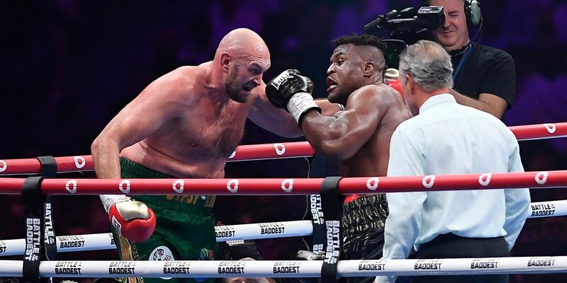 Tyson Fury (l) hatte gegen Francis Ngannou Mühe. - Foto: Yazeed Aldhawaihi/AP