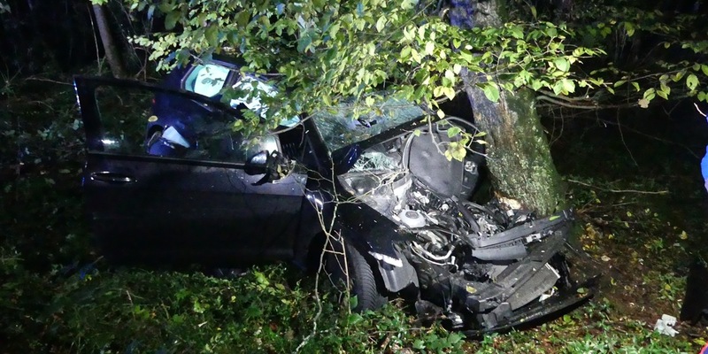POL-GM: Am Baum gelandet - Zwei Schwerverletzte - Foto: presseportal.de