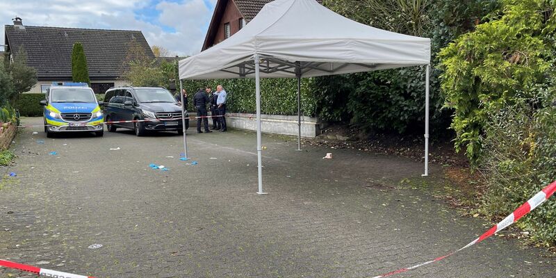 Die Polizei am Tatort: In einer Bielefelder Wohnsiedlung ist eine 21-Jährige Opfer eines Tötungsdeliktes geworden. - Foto: Christian Müller/Westfalennews/dpa