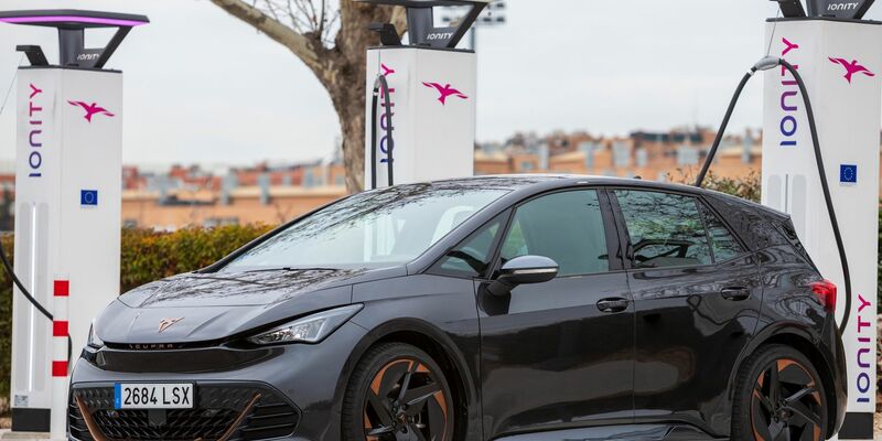 Bisher bietet die spanische VW-Tochter Elektro-Autos ausschließlich unter der 2018 aufgelegten Tochtermarke Cupra an - preislich liegt die deutlich über Seat. - Foto: Alex Blanco/Cupra/dpa-tmn