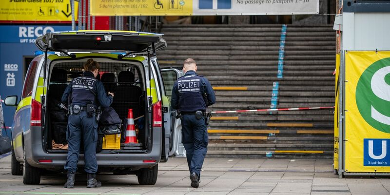 Am Bahnhof der baden-württembergischen Landeshauptstadt gab es am Vormittag eine Bedrohungslage - die Polizei hat ihn vorübergehend geräumt. - Foto: Christoph Schmidt/dpa