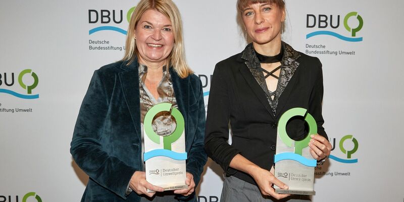 Die Preisträgerinnen Dagmar Fritz-Kramer (l) und Friederike Otto bei der Preisverleihung in Lübeck. - Foto: Georg Wendt/dpa