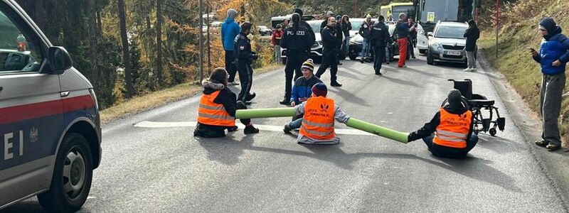 Klimaaktivisten haben die Hochgebirgsstraße hinauf zum Rettenbachferner blockiert. - Foto: Stringer/APA/dpa