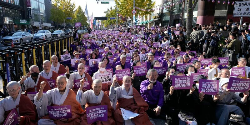 Menschen skandieren während eines Gottesdienstes in Seoul anlässlich des ersten Jahrestages der tödlichen Massenpanik mit vielen Todesopfern. - Foto: Ahn Young-joon/AP