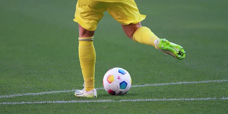 Fußballspieler mit Ball (Archiv) - Foto: über dts Nachrichtenagentur