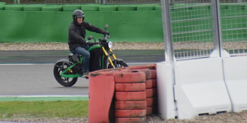 Schauspieler Hannes Jaenicke hat auf dem Hockenheimring ein superschnelles E-Bike ausprobiert. - Foto: Rene Priebe/-/dpa