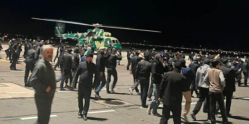 In Machatschkala sind zahlreiche Menschen auf das Flugfeld gelaufen, weil dort eine Maschine aus Tel Aviv gelandet war. - Foto: Uncredited/AP/dpa