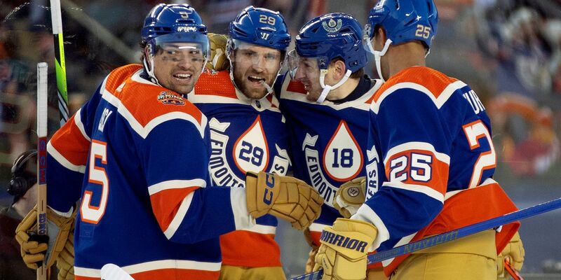 Cody Ceci (5), Leon Draisaitl (29), Zach Hyman (18) und Darnell Nurse (25) von den Edmonton Oilers feiern das Tor von Hyman. - Foto: Jason Franson/The Canadian Press/AP/dpa