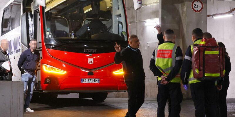 Auf den Teambus von Olympique Lyon gab es einen brutalen Angriff. - Foto: Christophe Simon/AFP/dpa
