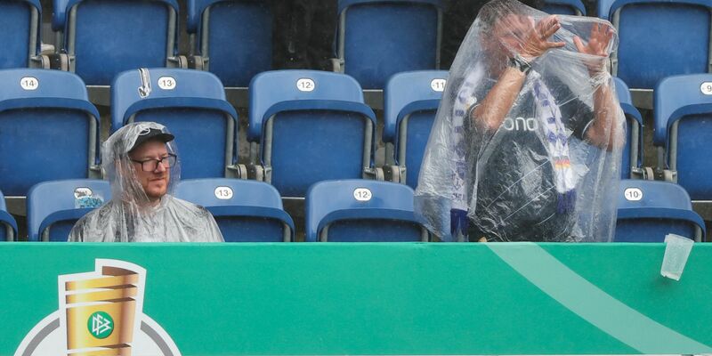Saarbrückens Ludwigsparkstadion ist durch die Regenfälle derzeit in schlechtem Zustand. - Foto: Friso Gentsch/dpa