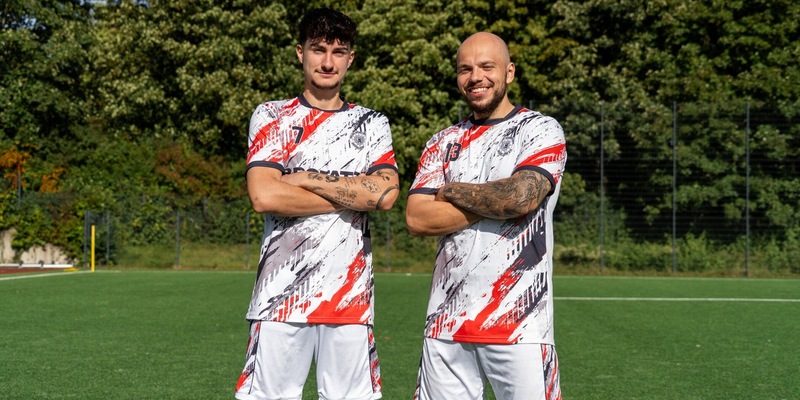 Lucas Kutting Lars Holzschneider FC Brotatos - Kicker im Kreisligafieber - Foto: Brotatos, presseportal.de