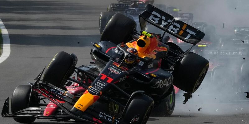 Red-Bull-Pilo Sergio Pérez sorgte in seiner Heimat für einen Unfall. - Foto: Fernando Llano/AP