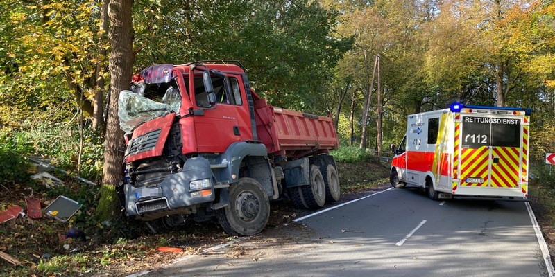 POL-UN: Holzwickede - Mühlenstraße / Langscheder Straße - PKW schneidet Kurve, LKW weicht aus und kommt nach rechts von der Fahrbahn ab - Foto: presseportal.de