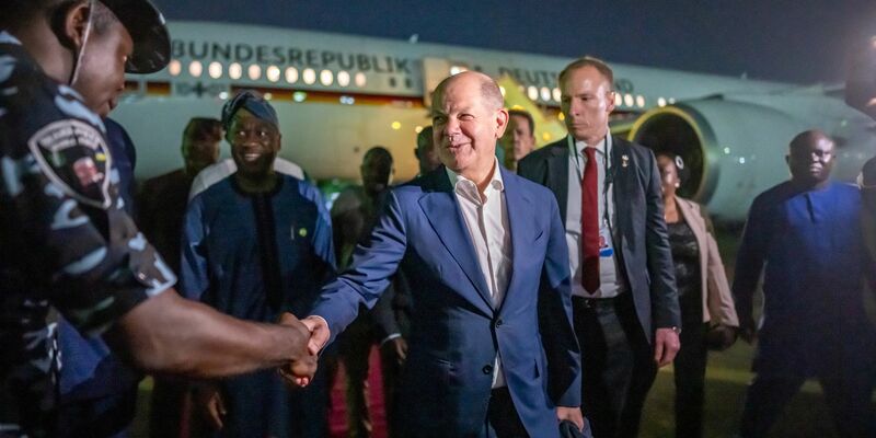 Bundeskanzler Olaf Scholz ist zu Gesprächen mit dem nigerianischen Präsidenten Bola Tinubu nach Lagos geflogen. - Foto: Michael Kappeler/dpa