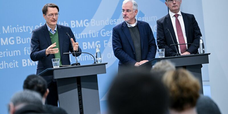 Zusammen mit dem Kardiologen Benny Levenson Christoph Straub von der Krankenkasse Barmer hat Gesundheitsminister Karl Lauterbach seine Strategie zur Früherkennung und Versorgung von Herz-Kreislauf-Erkrankungen präsentiert. - Foto: Britta Pedersen/dpa