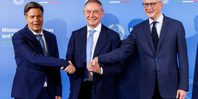 Wirtschaftsminister Robert Habeck (l-r) mit seinen Amtskollegen  Adolfo Urso und Bruno Le Maire in Rom. - Foto: Roberto Monaldo/LaPresse/Zuma Press/dpa