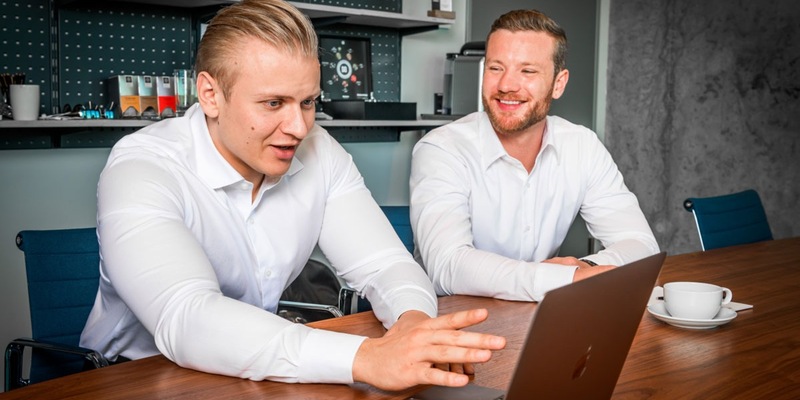 Niklas Rabanus und Samuel Koch von der KONUS & Partner GmbH: Mitarbeitergewinnung und -bindung - Doppelter Mehrwert für kleine IT-Unternehmen - Foto: presseportal.de