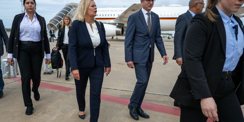 Für die Bundesregierung will Innenministerin Nancy Faeser ein Abkommen mit Herkunftsländern von Migranten wie Marokko schließen. Dazu flog sie nach Rabat. - Foto: Christophe Gateau/dpa