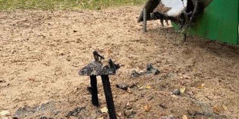 POL-SE: Henstedt-Ulzburg - Gemeinschädliche Sachbeschädigung - Unbekannte Täter zünden Kinderrutsche auf Spielplatz an - Polizei bittet um Zeugenhinweise - Foto: presseportal.de