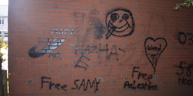 POL-EL: Haren - Schulgebäude mit Free Palestine und Teile des Schulgeländes mit einem Hakenkreuz beschmiert - Foto: presseportal.de