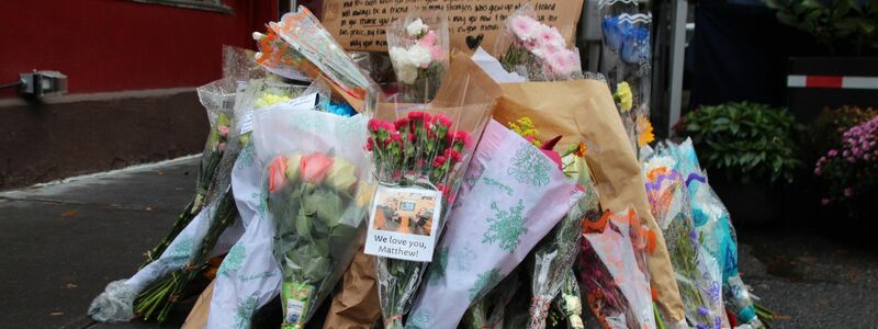 Blumen und Botschaften im Gedenken an  Matthew Perry vor dem «Friends»-Haus in New York. - Foto: Christina Horsten/dpa